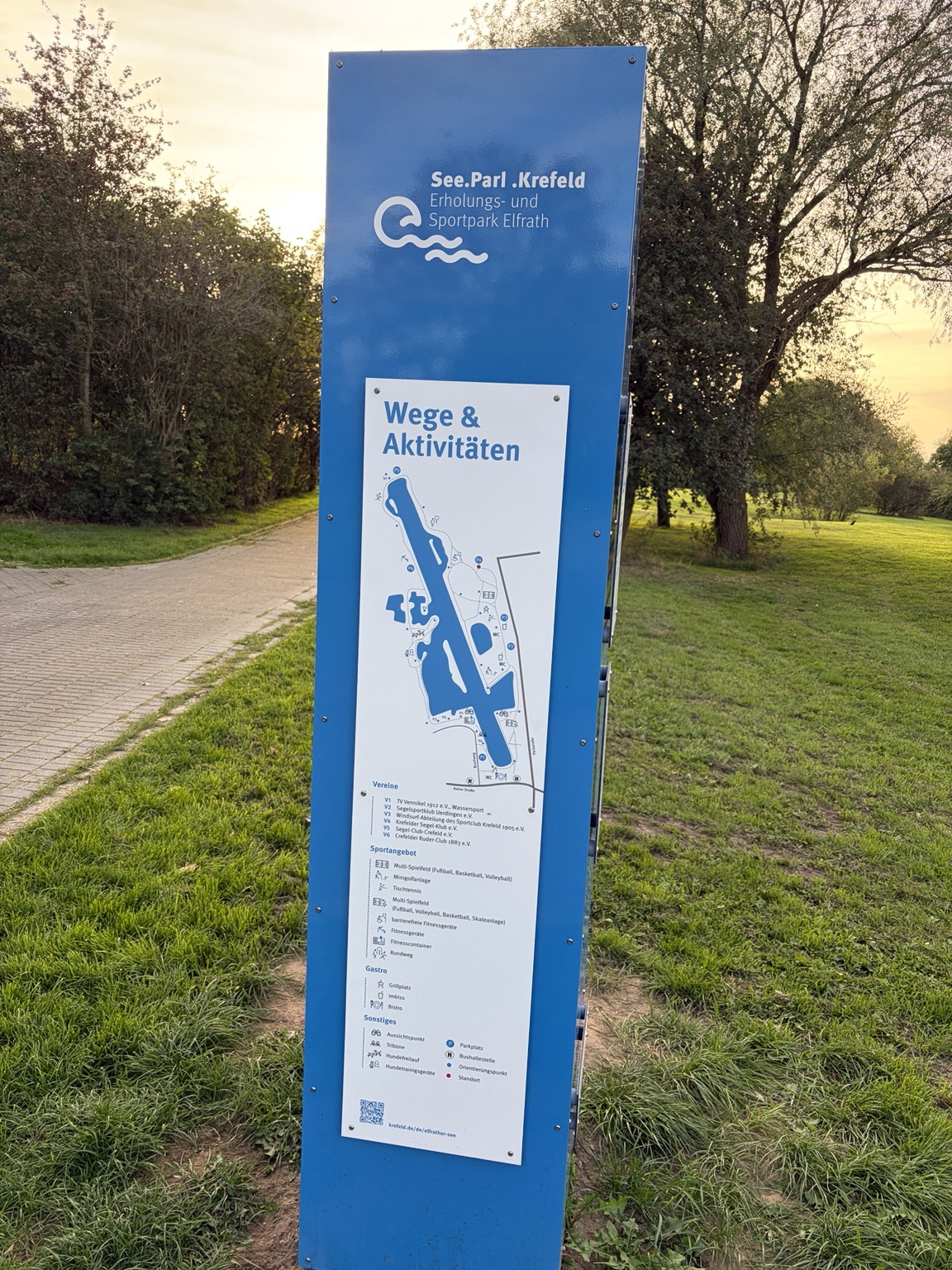 See.Park-Krefeld-Stele mit Wege- und Aktivitätenplan