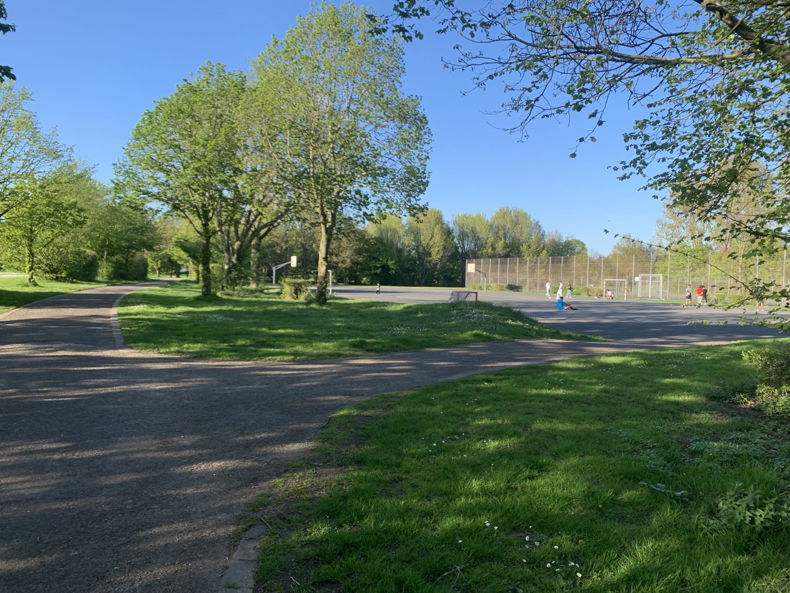 Bestehende Sportfläche mit Basketball- und Hockeynutzung am Elfrather See